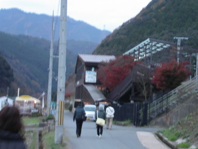 ＪＲ馬堀駅から徒歩約７分（約５００ｍ）でトロッコ亀岡駅に到着。<br /><br />本来ならトロッコ列車を往復乗車（６００円×２）すれば良いのですが、ＪＲ嵯峨嵐山駅→ＪＲ馬堀駅（１９０円）を利用しました。