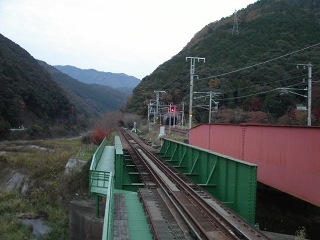 トロッコ亀岡駅です。<br /><br />左側の保津峡の川沿い、保津川を沿うようにトロッコ列車が走ります。<br /><br />横には、ＪＲ山陰本線（嵯峨野線）が走っています。<br />