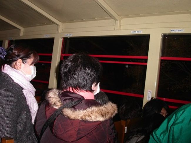 車内は窓全開で、渓谷の冷たい風が車内を吹き貫けます。<br /><br />お客さんは、完全防寒装備で乗車されています。
