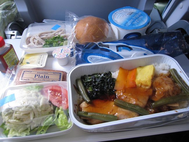 機内食。<br />チキンの照り焼き。<br />海外で食べる照り焼きはソースが甘めで若干<br />苦手ですがまぁ美味しく頂きました♪<br />