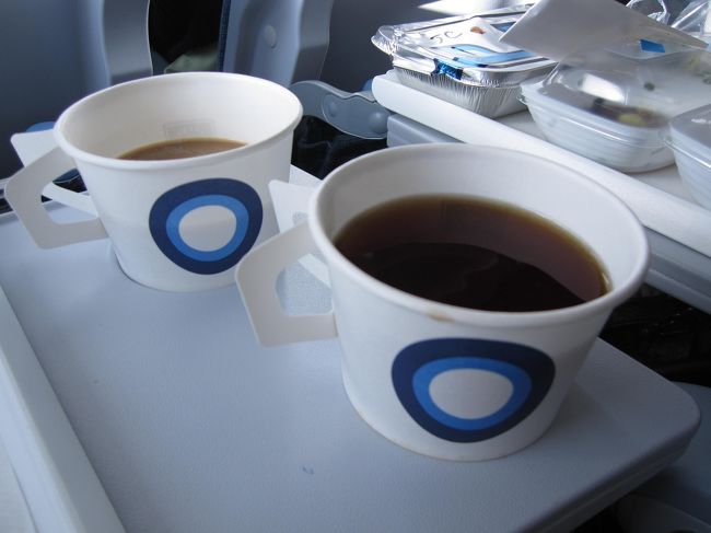 それにしても・・・<br />フィンエアー、北欧の国の航空会社なだけあって<br />機内の備品がいちいちおしゃれ！！<br /><br />コーヒーいれてくれたこの紙カップも<br />陶器のマグカップにして欲しいくらい〜！！