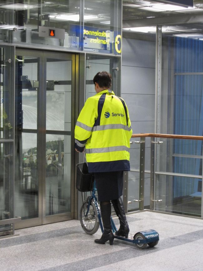 ちなみに・・<br />フィンエアーのCAさんは<br />黒のロングブーツに、皮手袋が制服みたい。<br />足むくまないのかしら・・？