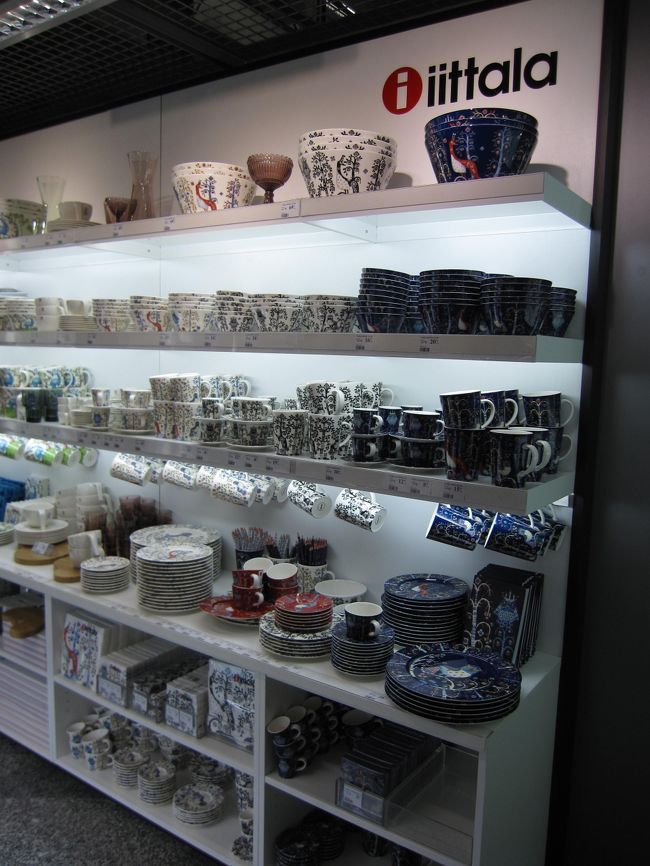 ヘルシンキの空港でフランクフルトへトランジット。<br /><br />お店が色々あって楽しかった！<br />イッタラがたくさん売られているのはさすがヘルシンキ。<br />買いたいグラスがなかったので残念。