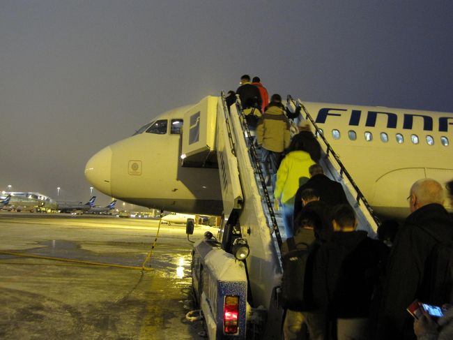 国内線で、小型機だからか<br />空港からバスで移動して飛行機に乗ります・・<br />さ・寒い。