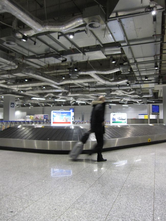 ようやくフランクフルトについた〜〜。<br />ここで、ツアー参加者1名の荷物が届いてないハプニングが！！<br />この大寒波の影響もあってか、最近良く荷物が<br />届かないことがあるそうです。<br /><br />かわいそう(;_:)