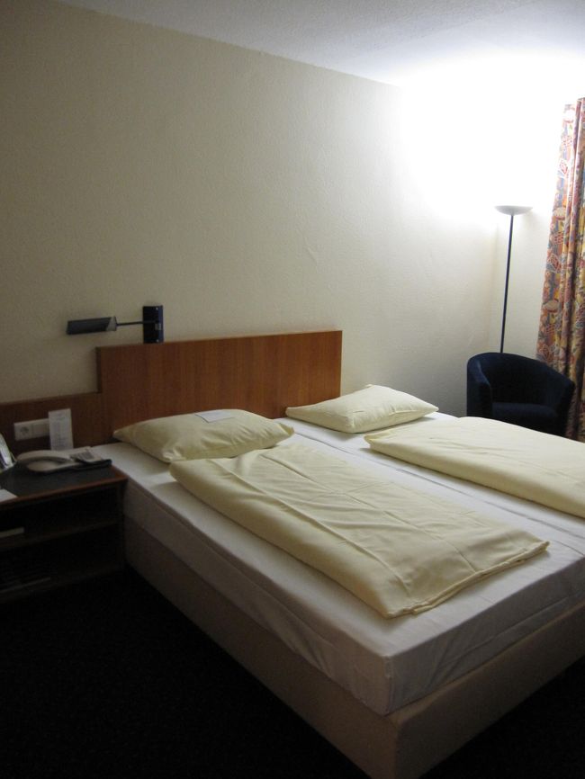 今日のホテルはフランクフルトからバスで30分ほど、<br />グリム兄弟の出身地『ハーナウ』<br />到着したのは夜の11時ごろ。<br />翌朝も早くに出発なのでこの町は観光できません。<br />残念。