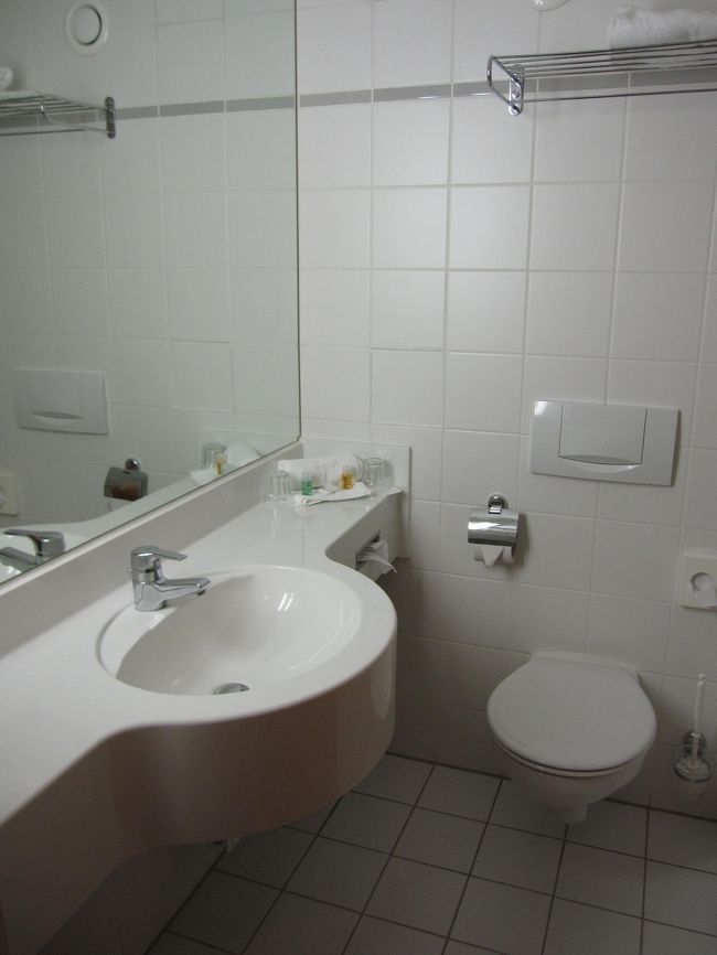 ホテルは『テューリップ・イン・ハーナウ』。<br />バスタブもあって清潔なホテルでした。