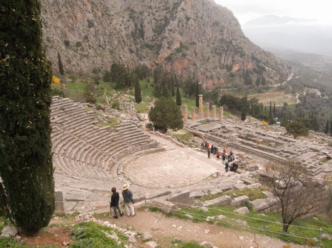 デルフィの遺跡。人によるかもしれませんが、１時間あまりでは十分に見れませんした。博物館もふくめ３時間くらいかけてゆっくり見たかったです。