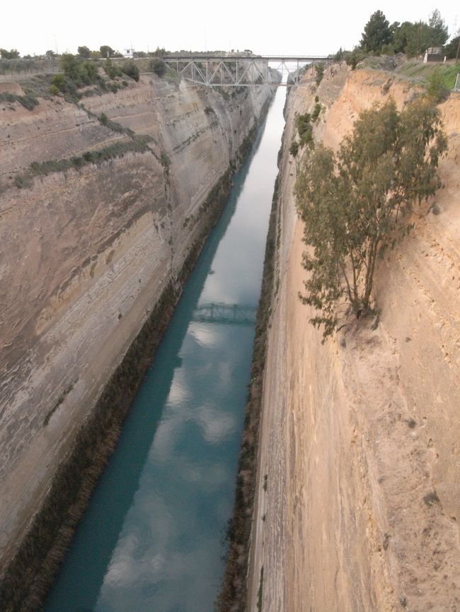 コリントの運河。切り立った壁面が迫力でした。あまり時間をかけて見る必要はありませんが、一見の価値はあります。コリント行きのバスはみな通るようです。運転手さんに「コリント運河で降ろして」と言っておけば降ろしてくれるはずです。ちなみにアテネ方面に戻るときは、運河より少しコリント寄りにあるドライブインがバス停になっています。