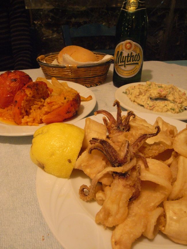 日本のガイドブックには必ず載っている「ビザンティーノ」。安くておいしい！　今回の旅行ではここが一番よかったです。何よりも、普通のおじいさんたちが、キビキビ立ち働いている姿がイイです。<br />写真は手前からイカのフリッター、トマトのご飯づめ、焼きナスのサラダ。これにビール１本で、おそらく30ユーロだったはず。