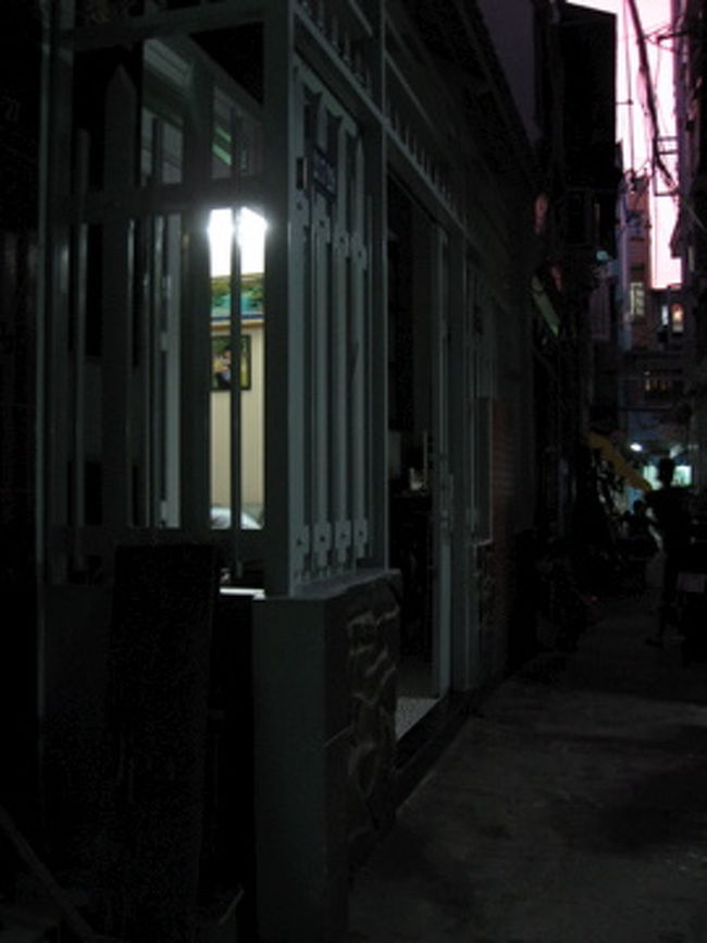 　ようやく到着した「Ngan Kim guesthouse」は、バイク１台がやっと通れる程の細い路地を通り、とても宿があるとは思えないような場所にあった。外観も限りなく普通の家に近く、１フロア２部屋といった敷地面積の狭い構造。想像通り、かなり狭いけれどキレイな部屋だった。便座のほぼ真上にシャワーがある事を除けば、ベッドだけでいっぱいになってしまう狭い部屋も悪くはなかった。セキュリティボックスなんて高尚なものもないが、宿らしくない風貌や立地、アットホーム感満載のお母さんの印象から言って、荷物にパスポートを入れておいても大丈夫と判断。（２泊したが、その間誰かが部屋に入った形跡なし。掃除もしてくれてないけど、ま、いっか。）