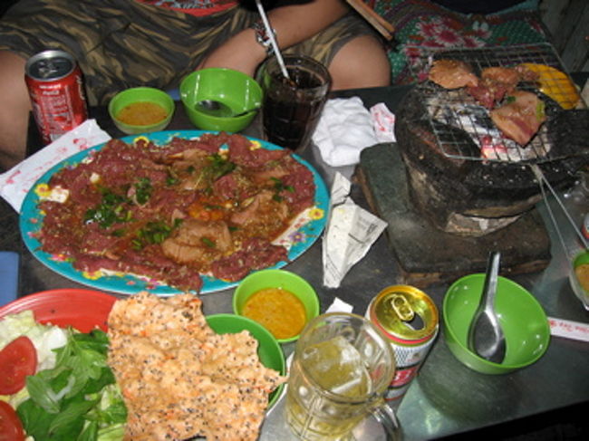 　国営百貨店（サイゴン・タックス・トレードセンター）まで歩き、そこで待ち合わせしていた一人旅仲間と合流。彼女はメコンデルタツアーで一緒だったお仲間と、仕事関係の知人だというローカルの方を連れてきたので、ローカルの方にお願いしてヤギ鍋に連れて行ってもらった。店の外の道路沿いにテーブルを並べて、そこでヤギ焼き肉、蒸し物、そして鍋。ラムが苦手な人はだめかもしれないが、私達はとても美味しくいただいた。ローカルの方に面倒みていただけたおかげで、格安でお腹いっぱいに。その後、日本人３人でチェーというベトナムスイーツを食べに行き、マッサージを受け、軽く飲んでお開きとなった。初日早々、完全に充実した時間を過ごすことができ、この日お会いできた方々に感謝感謝。<br /><br />つづく。。。