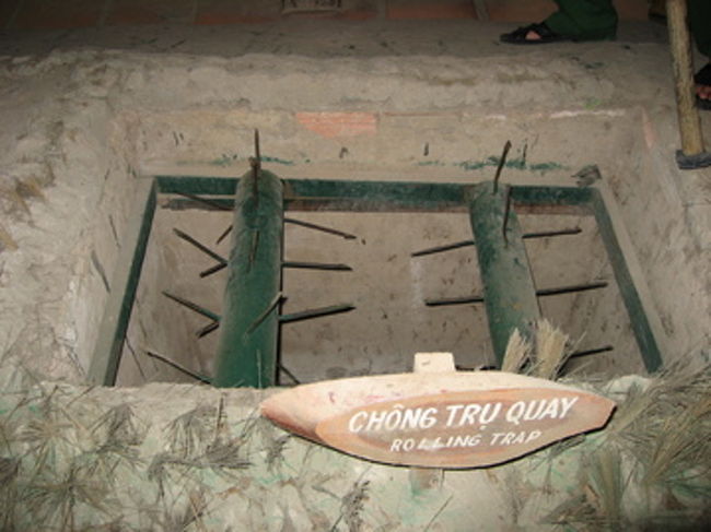 ２日目　メコンデルタ＆クチトンネルツアー<br /><br />　メコンデルタとクチトンネルは逆方向にあるらしいのだが、時間の都合上どうしても１日で両方行きたい！と探したツアーは日系の高価なものしかなかった。ということで、これはweb上で数日前に予約をすませてあり、朝７時過ぎにpick upが来た。日本語を話すローカルの女性ガイドも、私の宿を探すのには苦労したらしい（笑）。<br /><br />　まずクチトンネル。ベトナム戦争の傷跡をリアルに目にする事ができる貴重な場所である。流血必至の罠の数々、人がひとり通れるぎりぎりの位狭い通路、そして兵士が隠れたであろう小さな穴。みんなこの穴に入って写真を撮るのが恒例なのだが、私も穴に入ったところ、案の定自力で脱出できなくなり、係の人とツアーメンバーに引き出された。格好悪い。。。<br /><br />　そしてこの写真は数々ある罠のひとつ。一度かかってしまうと、どう脱出しようとしても刺さるシステムになっている。痛い。。。