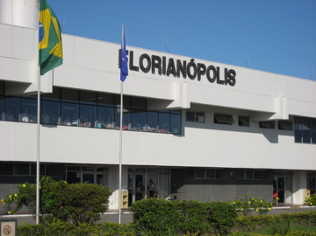 ついに日本の裏側、ブラジルへ降り立つ。<br /><br />成田〜ワシントンD.C.〜リオデジャネイロ〜フロリアノポリス<br />長い旅だった。自宅を出てからここまで４０時間位かかっただろうか？<br /><br />リオやサンパウロではなく、フロリアノポリス、というのは、当時友人が住んでいたため。危険度が高いと言われるリオと比べると、ここは普通の外国レベルで治安が良いです！