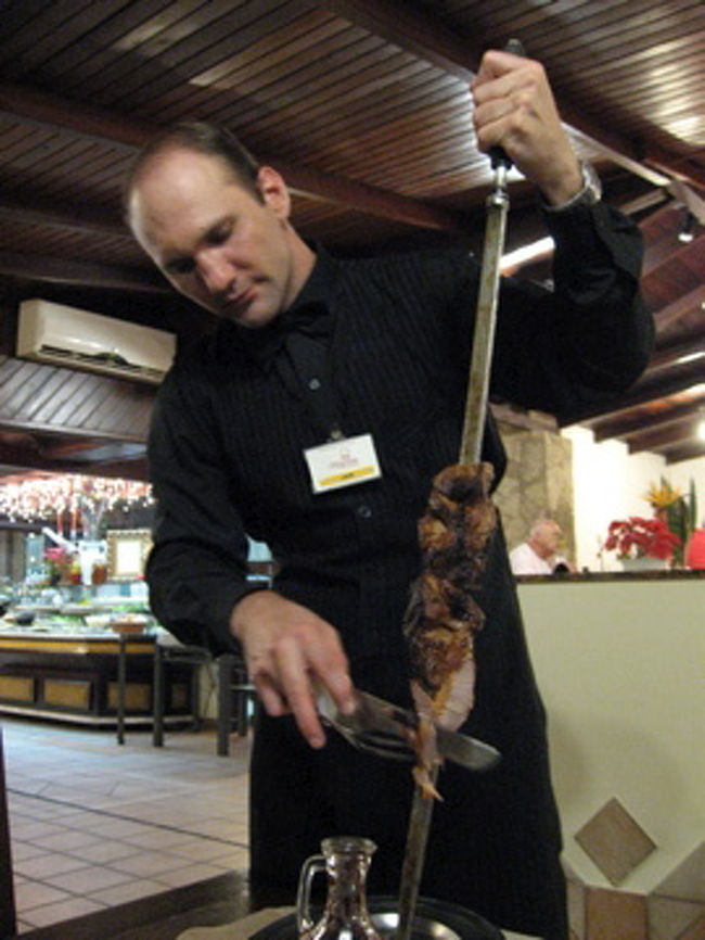 ブラジルって言ったら、やっぱりシュラスコでしょ！？<br /><br />美味しかったけど、お店に入ったのが早過ぎたらしく（７時過ぎ）お肉持ったお兄さんが、こちらの食べるのを待たずしてどんどんやって来る。お肉渋滞。。。他にお客さんがいないから（涙）<br />どうやらここのお店は９時過ぎから賑わうようでした。<br />でも、美味しかった！！