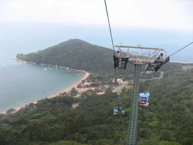 ゴンドラに乗って隣町のビーチまで