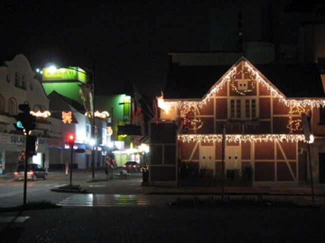 フロリアノポリスから少し内陸に入ったブルメナウという街。ここはドイツ人が多く住む場所で、ドイツ語も通じる。プチドイツの街を作ろうと国が力を入れたとか。面白いことに、ここブルメナウと、ドイツの緯度は、北と南で逆でありつつも、ほぼ同じところにあるらしい。日本人が多く住むサンパウロと、日本の緯度の関係も同様。やはり先祖代々暮らしてきた緯度がDNAに組込まれており、それと近しい場所を暮らしやすい、と判断するのだろう。そして同じ民族が集まってより暮らしやすい環境を構築してゆくのだろう。うん、実に面白い。