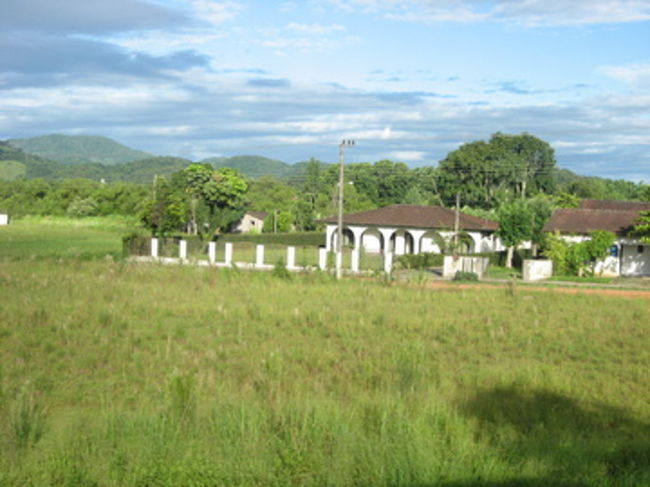 ブルメナウより、イグアスへ向かう。長距離バスで約11時間。<br />バスで長時間、というとげんなりする方も多いだろうが、ブラジルの調距離バスは非常によくできている。座席間が広く、圧迫感がないため、飛行機などよりよほど楽なのである。この日なぜか開かずの扉となったトイレを除けば。。。