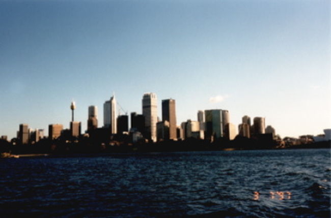 1997/10/26<br />シドニーシティ。まずはここから。<br />19000kmのバスパスを手にオーストラリア一周の旅に出る。<br /><br />シドニー セントラルステーションからNewcastleまで、調距離バスGreyhound Pioneer=通称グレハンで北へ移動約3時間。その後ローカルバスに乗り換えて、最初の目的地PortstephensのYHAに到着。翌日のDolphin watchingtourを電話で予約したものの、ちゃんと通じているか心配。オーストラリアに来てから約4ヶ月、完全にひとりになってから、英語力不足を痛感。初めてのドミトリー（相部屋）はベッドが8つあったが、埋まっているのは２つだけ。彼女らは友人同士のようで、話しかけられない。まだ旅慣れていないため、とりあえずビーチで今後の予定をたてて・・・などとしてる間に、両腕がひどいやけど状態に。この旅ではアロエジェルが必須アイテムのようだ。