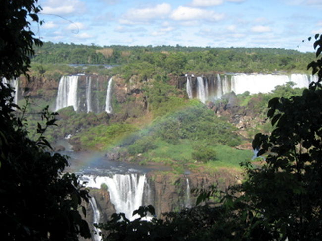　セントロのT.T.Uに戻り、イグアスの滝に行くバスを探す。バスターミナルの係員は英語が通じなかったが、「イグアスフォールズ」を互いに連呼して、バスに乗る。<br /><br />　セントロからイグアスの滝までの間に空港があるらしく、空港を経由し約40分でブラジル側イグアス国立公園に到着。なんと虹も一緒にお出迎え。