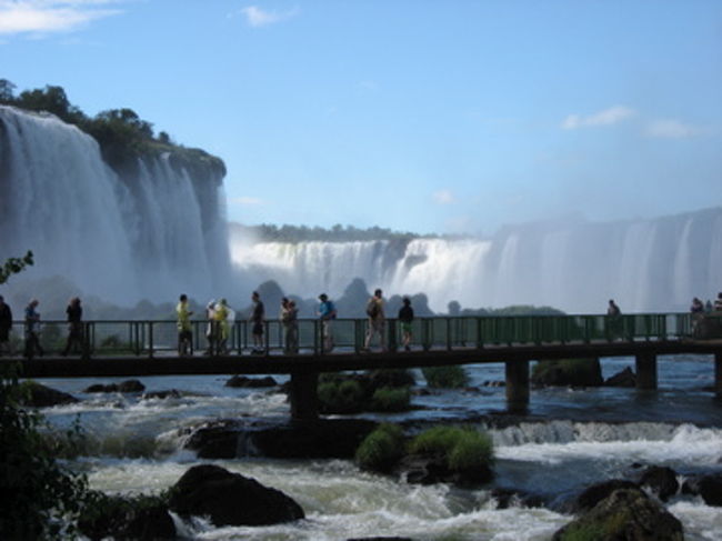 マイナスイオンを浴びる人々。