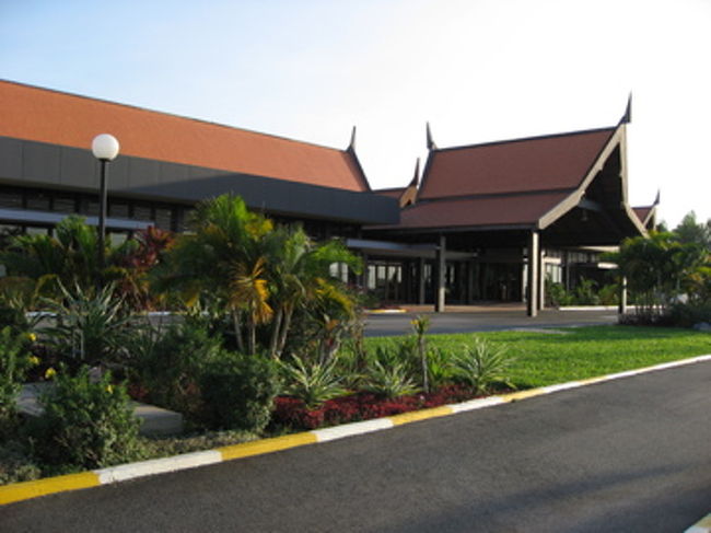 元旦の夕方、シェムリアップ空港に到着。<br />個性的な外観で、小さいけれどとてもきれいな空港だ。<br /><br />カンボジアは観光でもビザが必要なのだが、この空港で入国審査前にビザをとることができる。時間短縮のため日本でビザを入手していた私は、ビザ取得列を横目にがらがらの入国審査へ。