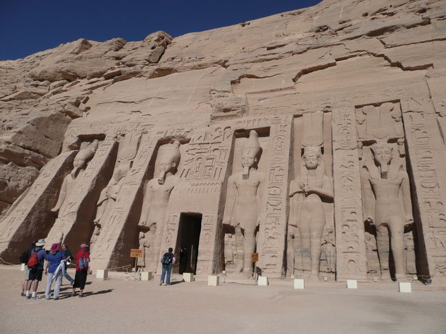 ●アブシンベル小神殿(ネフェルタリ神殿)<br /><br />こちらはラムセス2世がその愛妻ネフェルタリの為に建てた小神殿。入口には全部で6体の巨像が並んでおり、ネフェルトアリとラムセス2世が並んでいる。<br /><br />大神殿に比べて規模が小さいので、入口から入ると回廊なくすぐに大列柱室になっている。