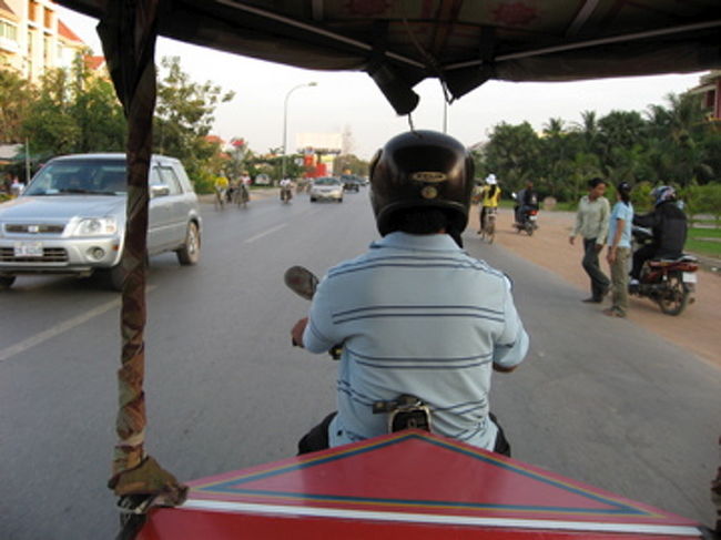 　空港を出て、ゲストハウスで手配しておいたフリーピックアップを見つけられるか正直不安だったが、私の名前の紙を持ったローカルのドライバーを簡単に見つけることができた。安宿の場合、空港ピックアップはバイクタクシーが多いという情報が多かったのだが、トゥクトゥクで来てくれたので、街までの15分は夕方の風が心地よい爽快なドライブ？だった。<br /><br />　トゥクトゥクのドライバーは少し日本語も話せるようで、滞在中の相談をすると、すぐにルートを考えてくれた。<br />　翌日はサンライズからスタートして大回り・小回りルートを混ぜた１日めいっぱいルート、そして翌々日は「天空の城ラピュタ」のモデルとなった遺跡のベンメリア、空港に行く途中で戦争博物館、という充実した内容でコーディネートしてくれた。帰りの空港送りまで含め55米ドル（一悶着あって最終50ドルになったのだが）。バイクでの遺跡観光なら1日10ドルであげられるという情報を見たが、ベンメリアは片道2時間弱ということもあり、ひとりでのトゥクトゥクチャーターとすれば、まあ悪い値段ではないかと思った。