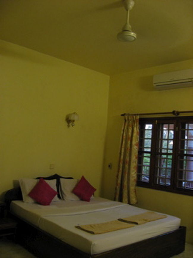 　ネットで予約しておいたチェンラーゲストハウスは、日本人に人気のある宿らしい。事前にいろいろ調べたのだが、安宿の中ではきれいな方なので、女性にオススメとのこと。実際、15米ドルでエアコン付きのこの部屋に私は大満足。強いて言うなら、街中からちょっとはずれている立地が残念。でも、歩けない距離ではないし、すぐ隣に遅くまで開いているコンビニがあるので不便はない。