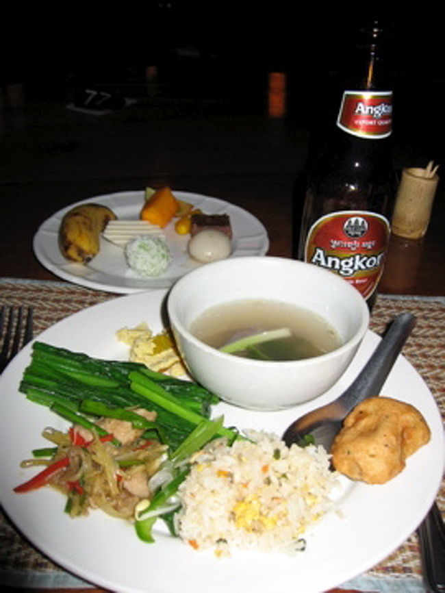 　シェムリアップに訪れた観光客が必ず行くと言ってもいい定番のレストラン。<br />　ビュッフェ（12ドル＋ドリンク）をたらふくいただいた後、アプサラの舞を見る。