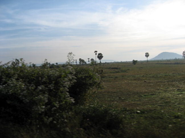 バンテアイスレイへの道のり　その１<br /><br />朝のうちはまだ涼しいので、トゥクトゥクで飛ばすとちょっと寒い。