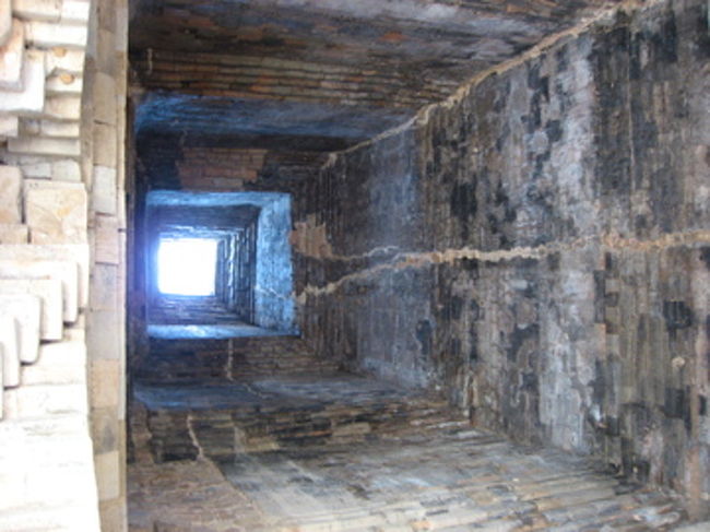 プレループ　その３<br /><br />塔の内側はこんな<br /><br />火葬の儀式が行われていたらしいが、ここから煙が出ていたのだろうか