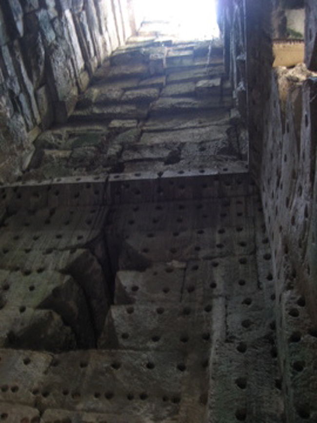 タ・プローム　その４<br /><br />この穴の中には宝石などが入っていたと言われている、と隣のツアーガイドが話していたのを盗み聞きした。