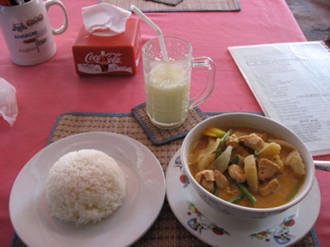 ランチはクメールカレー＆フレッシュジュース<br /><br />早朝からたくさん歩いているので、あっという間にぺろり<br /><br />マンゴージュースって言ったとはずなのに、パイナップルジュース<br />美味しかったからいいけど。