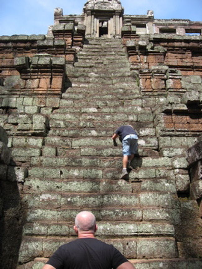 ピミヤナカス<br /><br />ヒンズー教寺院／11世紀<br /><br />天上の宮殿という意味<br />三層の基壇の上に主祠堂が建てられている