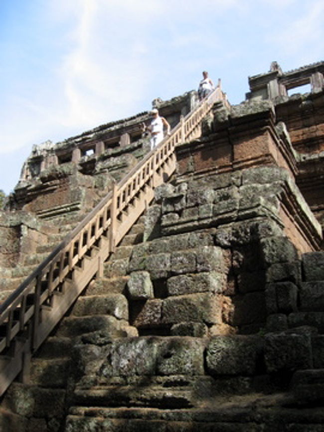 ピミヤナカス　その２<br /><br />登れそうもない、と思ったら、一カ所手すり付きの階段発見。<br />怖いけど登ってみた・・・<br />案の定、登りより降りる時の方が大変