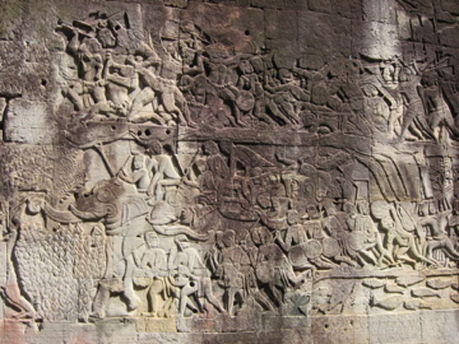 アンコール・トム　バイヨン　その２<br /><br />クメール軍の象隊<br /><br />回廊のレリーフはストーリーになっており、<br />12世紀のクメール人の日常的な生活が描かれている。