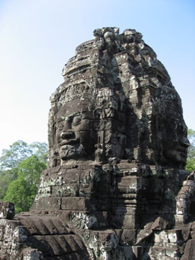 アンコール・トム　バイヨン　その５<br /><br />四面仏顔。慈悲をたたえる菩薩の顔。<br />それぞれ表情が違うので、波長の合う顔を探して見つめると、何か許されたような気持ちになる。