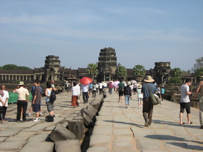 アンコールワット<br /><br />サンライズで入り口付近までは訪れたが、再度探訪。