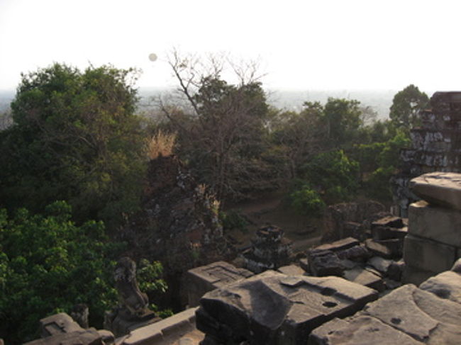 プノンバケン<br /><br />サンセットで有名なプノンバケン。<br />早めに着いたので、なかなかいいポジションをゲット。