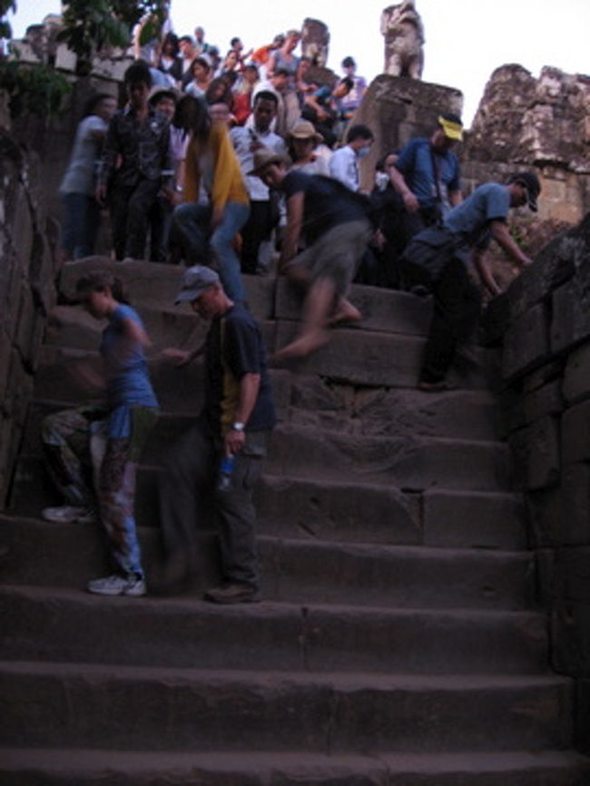 プノンバケン　その４<br /><br />でもやっぱり降りる時は大変！！<br />こうなっちゃうんです。