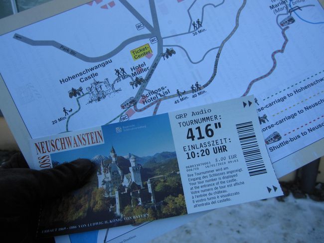 バスで30分も行けばノインシュバンシュタイン城に着きます。<br /><br />ふもとから山の中腹に建つお城までは徒歩では30分ほど。<br /><br />普通はミニバス？もあるようですが<br />冬季ということで運行していないようです。<br /><br />チケットと地図。