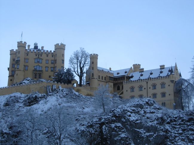 麓のお土産屋さんあたりから見上げる<br />『ホーエンシュバンガウ城』。<br /><br />まだ日が向いの山の山頂から顔を出していないので<br />火が当たっていません。