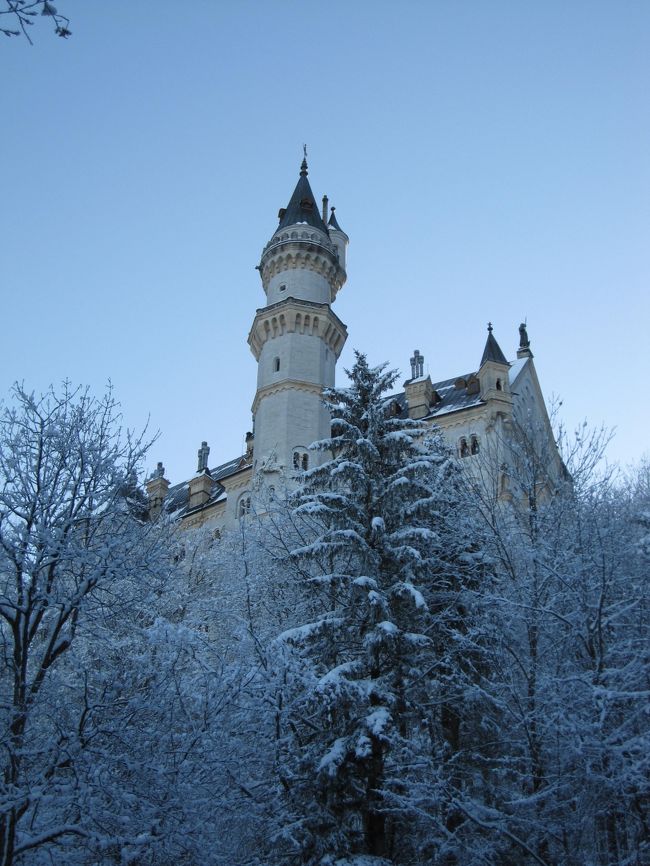 15分ほど行ったところでふと見上げると・・・<br /><br />見えた〜〜〜♪<br />念願の『ノインシュバンシュタイン城』！！！<br /><br />圧巻〜〜〜！