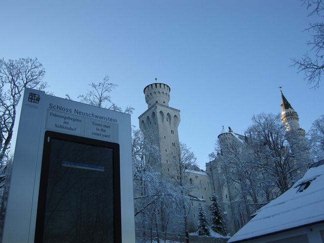 そこからさらに少しのぼると・・・玄関口に<br />たどり着きます。<br /><br />看板らしきものはなぜか起動していませんでした・・