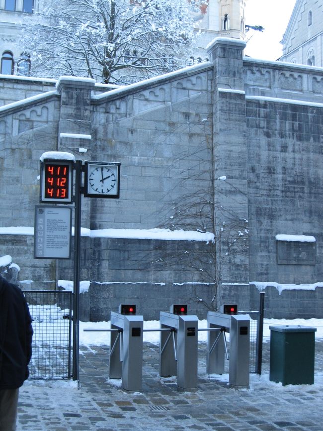 かなり画期的な感じ。駅みたい。<br /><br />チケットに番号が書かれていて、<br />その番号が掲示板に出ると<br />入場することができます。<br /><br />その時の同じ番号のグループの人間の構成によって<br />(要するにどこの国の人が多いかかな？どうやってそれを把握してるかは謎です・・）<br />何語のアナウンスが流れるか決まるそうです。