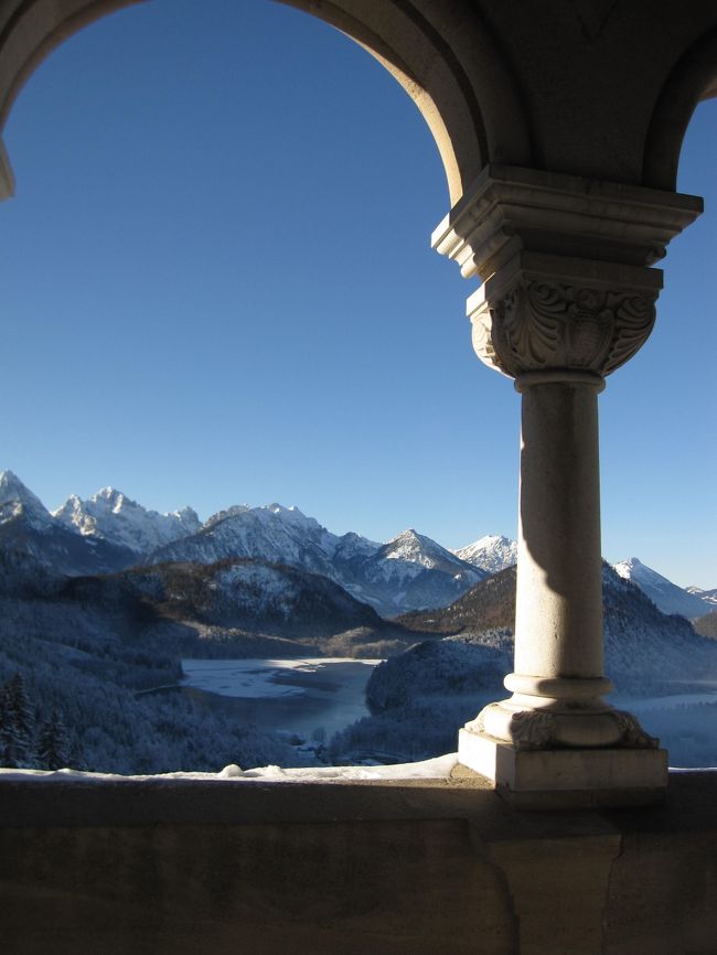 城内は撮影禁止なので外の風景を。<br /><br />このバルコニーからは左にアルプ湖、右にシュヴァーン湖その中心にホーエンシュバンガウ城が見えます。<br /><br />その奥の森はオーストリアとの国境。<br />高く連なる山々はチロルアルプス。