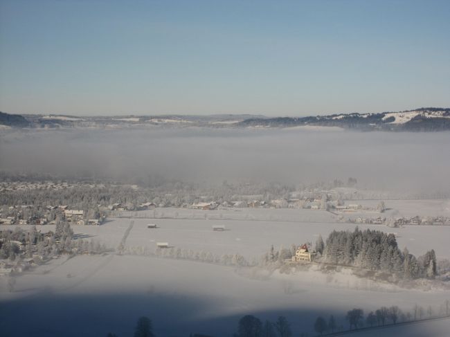 下の景色はどこまでも雪景色です。<br />雲海みたいに霧が広がってました。