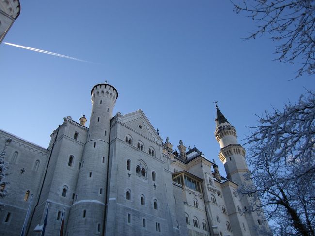 城内は本当に、ロマンチックな雰囲気でした。<br />ルートヴィッヒ２世の思いがたくさん詰め込まれた<br />お城でした。<br /><br />ヨーロッパの空には飛行機雲がよく見れました。<br /><br /><br /><br />