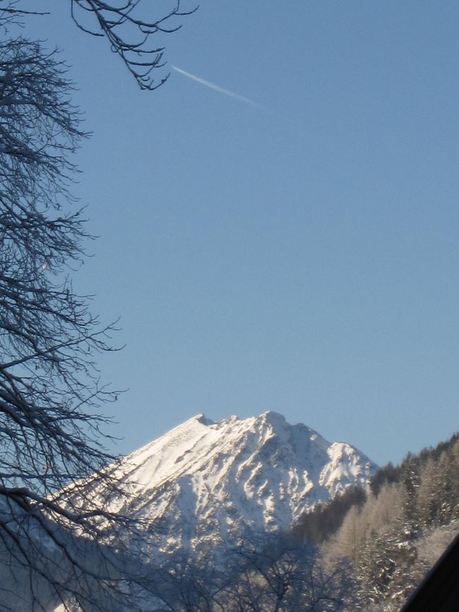帰り道を下っていると正面にきれいな山が見えました！<br />また飛行機雲が。<br />